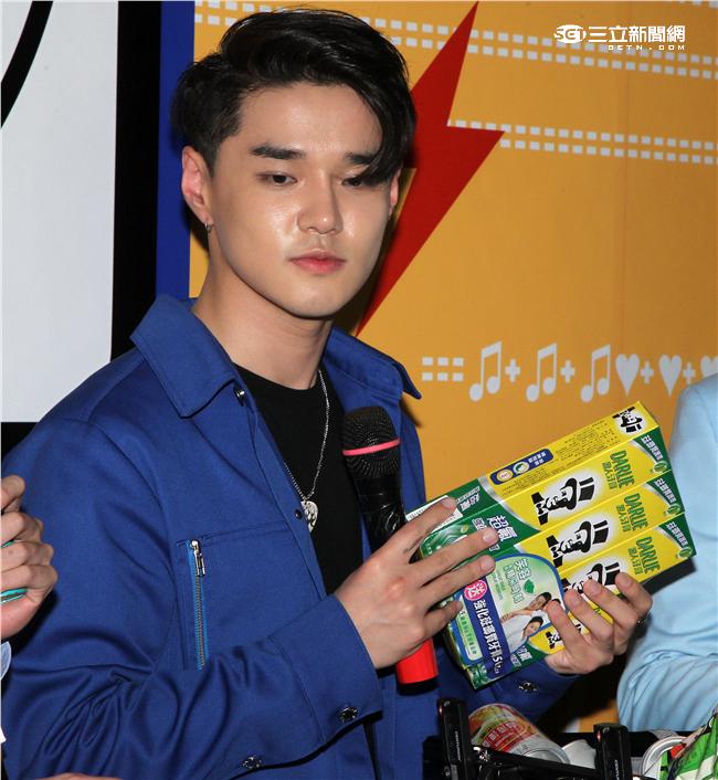 MTV「最強音」演唱會最強嘻哈之夜，韓國新星DEAN拿到在愛的台灣伴手禮。（記者邱榮吉/攝影）