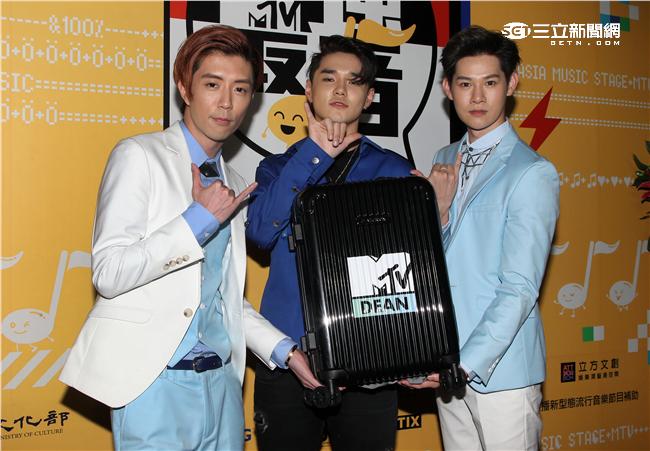 MTV「最強音」演唱會最強嘻哈之夜，韓國新星DEAN拿到在愛的台灣伴手禮。（記者邱榮吉/攝影）