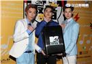 MTV「最強音」演唱會最強嘻哈之夜，韓國新星DEAN拿到在愛的台灣伴手禮。（記者邱榮吉/攝影）