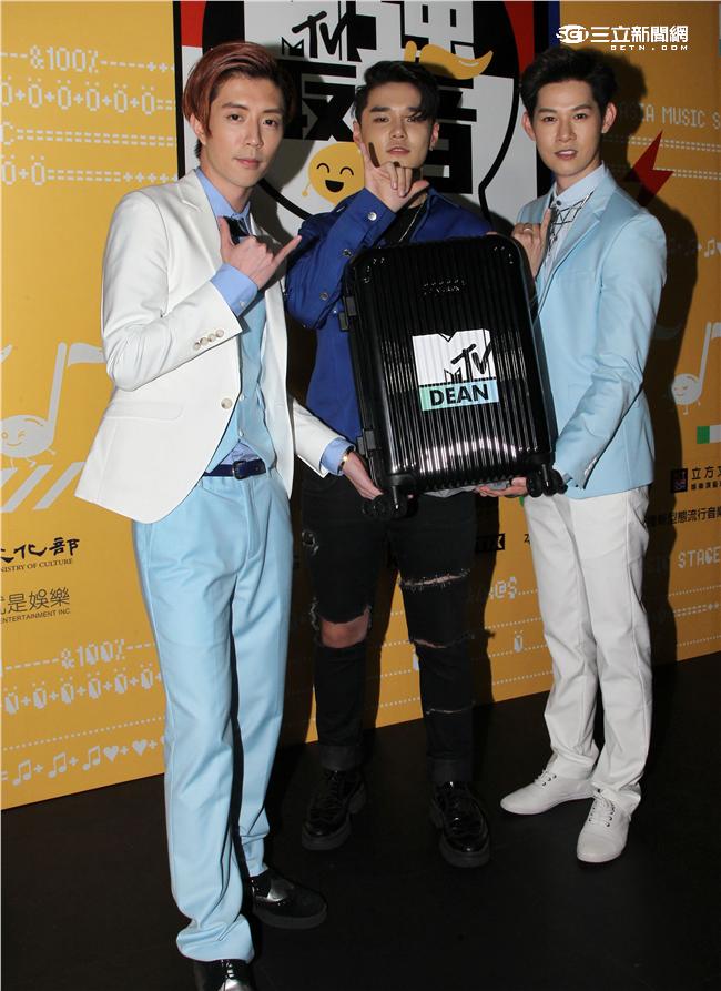 MTV「最強音」演唱會最強嘻哈之夜，韓國新星DEAN拿到在愛的台灣伴手禮。（記者邱榮吉/攝影）