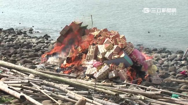 法船停靠東石引恐慌　媽祖指示火化
