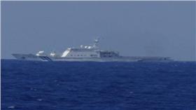 JD
沖之鳥礁護漁 台日無衝突（1）
海巡署8日表示，前往沖之鳥礁護漁艦艇拍到日本海上
保安廳的赤石號在附近海域徘徊。據了解，2000噸級赤
石號為具備航空甲板大型巡視船，艦上配有自動化單管
機砲與旋轉機砲。（海巡署提供）
中央社記者劉建邦傳真 105年5月8日