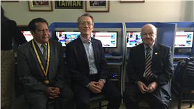 PF
贈秘魯記者學會電腦 台灣電腦教室啟用
中華民國政府捐贈秘魯記者學會電腦一批，成立「台灣
電腦教室」，於當地時間4月30日正式啟用。由駐秘魯
代表吳進木與記者學會會長歐布瑞恭共同主持啟用儀式
。圖為吳進木（中）與記者學會成員合影。
（駐秘魯代表處提供）
中央社 105年5月2日