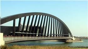 LG
故宮南院 雲嘉南最閃亮文化地景（2）
國立故宮博物院南部院區自去年底開館試營運以來，
遊客絡繹不絕，儼然已成為雲嘉南最閃亮文化地景。
圖為故宮南院景觀橋不落橋墩結構形式。
中央社記者黃國芳攝　105年5月2日