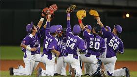 LD
義大勝桃猿
中華職棒7日在桃園球場進行Lamigo桃猿與義大犀牛的
賽事，義大最終以5比4擊敗桃猿，球員賽後在場中慶祝
。
中央社記者張新偉攝　105年5月7日