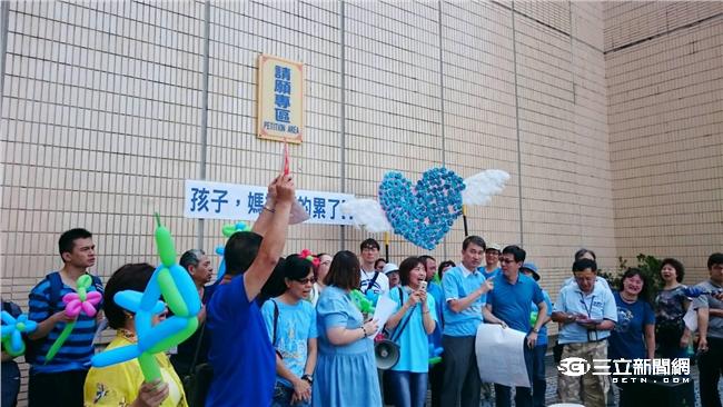 流淚的母親…9成自閉症者被迫窩家中