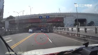 失眠心情不好！男子竟路邊丟磚砸車