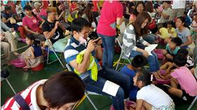 LG
澎近500人同為媽媽洗腳（2）
8日母親節，澎湖石泉國小體育場館內有一場近200組、
近500位子女一起為辛苦的阿嬤或媽媽洗腳按摩，連爸
爸也來湊一腳，場面盛大、溫馨感人，以行動表達對父
母感恩之情，同時也增進親子互動。
中央社澎湖傳真  105年5月8日