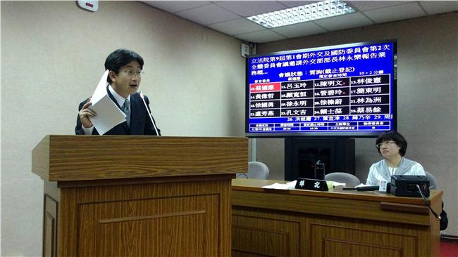 外交部改口護照不降價　立委痛批誇張
