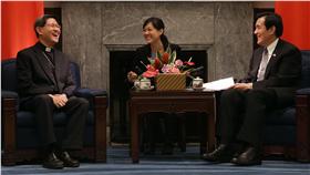 PD
總統接見菲樞機主教（2）
總統馬英九（右）8日在總統府接見接見國際明愛會主
席、菲律賓馬尼拉塔格萊（Luis Antonio Tagle）樞機
主教（左），歡迎他來台訪問。
中央社記者裴禛攝 105年5月8日