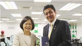 PD
岸信夫赴民進黨中央拜會蔡英文（2）
日本首相安倍晉三的胞弟岸信夫（右）5日拜會總統當
選人蔡英文（左），兩人會面時觸及沖之鳥礁議題，據
轉述，蔡英文認為如果520前無法解決這件事，未來也
可以秉持台日友好原則繼續磋商。
（民進黨提供）
中央社記者呂欣憓傳真　105年5月5日