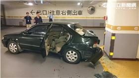 小客車自撞停車場梁柱（翻攝畫面）
