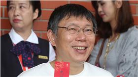 LG
心靈環保 柯文哲浴佛（2）
台北市長柯文哲（前）8日在國立國父紀念館廣場，出
席「2016法鼓山心靈環保Stop→Relax→Enjoy活動」，
與果東法師一起感恩浴佛、頌祈禱文。
中央社記者鄭傑文攝　105年5月8日