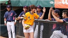 稻村亞美開球（圖／記者邱榮吉攝）