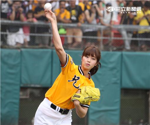 日本最棒女神稻村亞美在中職兄弟VS統一賽前，擔任開球嘉賓飆出104公里。（記者邱榮吉/攝影）
