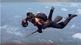 哈利波特,魁地奇,飛機,跳傘,ETB(Youtube https://www.youtube.com/watch?v=WmXBLxgb31E)