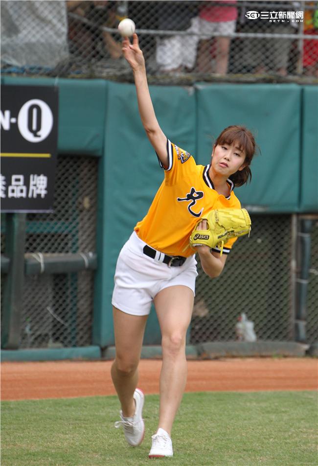 日本最棒女神稻村亞美在中職兄弟VS統一賽前，擔任開球嘉賓飆出104公里。（記者邱榮吉/攝影）