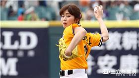 日本最棒女神稻村亞美在中職兄弟VS統一賽前，擔任開球嘉賓飆出104公里。（記者邱榮吉/攝影）