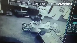 男闖校園餐廳　偷錢被逮辯「炒麵吃」