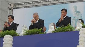 PD
馬總統佛誕禮佛
總統馬英九（前左起）、副總統吳敦義、立法院長蘇嘉
全，8日在台北中正紀念堂出席慈濟2016年「佛誕浴佛
．孝親感恩祈福會」，與信眾們一起禮佛。
中央社記者施宗暉攝　105年5月8日