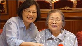 蔡英文與母親。（蔡英文臉書）