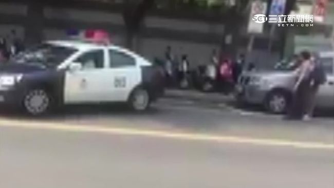 影／警倒車失敗三次　糗遭民眾全拍下