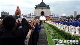 萬人祈福迎佛誕　共聚善念報三恩。圖／慈濟基金會