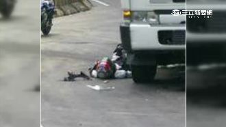 台三線3小時兩重機慘摔　騎士險遭輾