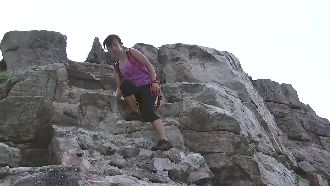 新北龍洞拆石梯　遊客攀6米慘摔送醫