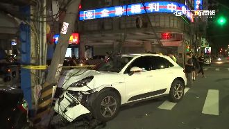 機車闖紅燈賠大了！保時捷、賓士遭殃