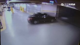 停車場斜坡熄火　轎車失控一路倒退嚕