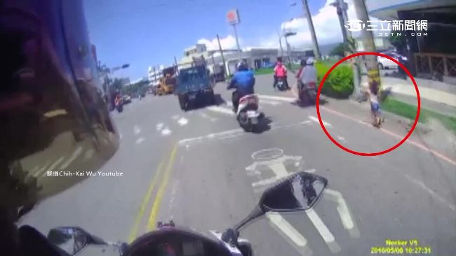 女童遭狠心推下車　快車道上邊哭邊追