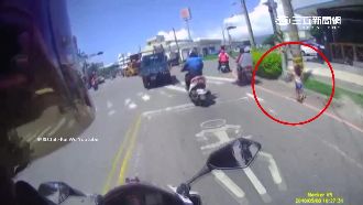 女童遭狠心推下車　快車道上邊哭邊追