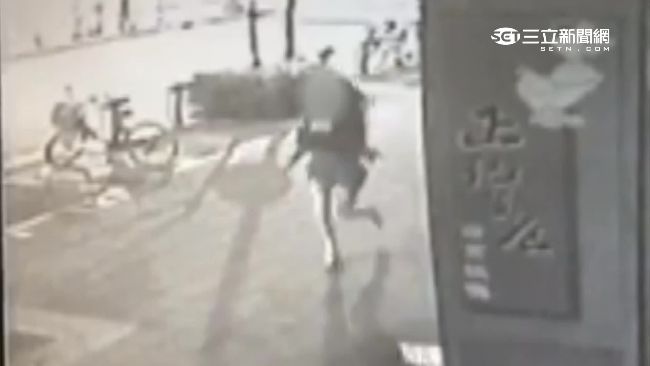 毆女友影像曝光！周柏臣步伐歪斜猛追