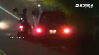 安全帽當武器？爆走騎士攔休旅車狂砸