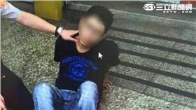 江男藏毒於安全帽仍遭警查獲（翻攝畫面）