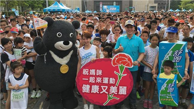 熊讚揪郭書瑤　大跳路跑暖身操