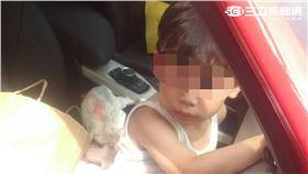 男童遭母親反鎖車內（翻攝畫面）
