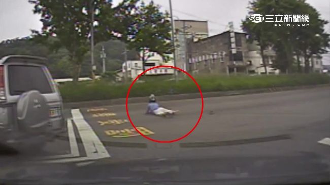 宛如電影情節　警匪追逐害2騎士摔車