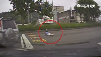 宛如電影情節　警匪追逐害2騎士摔車