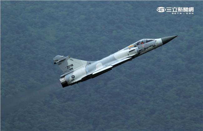 空軍幻象2000-5型戰機是大型三角翼、無尾翼、單發動機構型的軍用飛機， 主武器是固定2門30mm機關炮和9個掛載武器硬點，硬點上可以裝載的除了4發空對空飛彈以外，通常是炸彈、空對地飛彈或是空對艦飛彈等。（記者邱榮吉/攝影）