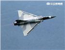 空軍幻象2000-5型戰機是大型三角翼、無尾翼、單發動機構型的軍用飛機， 主武器是固定2門30mm機關炮和9個掛載武器硬點，硬點上可以裝載的除了4發空對空飛彈以外，通常是炸彈、空對地飛彈或是空對艦飛彈等。（記者邱榮吉/攝影）