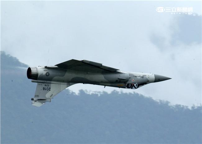 空軍幻象2000-5型戰機是大型三角翼、無尾翼、單發動機構型的軍用飛機， 主武器是固定2門30mm機關炮和9個掛載武器硬點，硬點上可以裝載的除了4發空對空飛彈以外，通常是炸彈、空對地飛彈或是空對艦飛彈等。（記者邱榮吉/攝影）