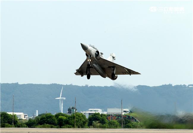 空軍幻象2000-5型戰機是大型三角翼、無尾翼、單發動機構型的軍用飛機， 主武器是固定2門30mm機關炮和9個掛載武器硬點，硬點上可以裝載的除了4發空對空飛彈以外，通常是炸彈、空對地飛彈或是空對艦飛彈等。（記者邱榮吉/攝影）