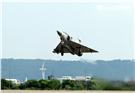空軍幻象2000-5型戰機是大型三角翼、無尾翼、單發動機構型的軍用飛機， 主武器是固定2門30mm機關炮和9個掛載武器硬點，硬點上可以裝載的除了4發空對空飛彈以外，通常是炸彈、空對地飛彈或是空對艦飛彈等。（記者邱榮吉/攝影）