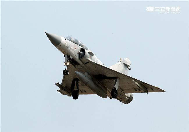 空軍幻象2000-5型戰機是大型三角翼、無尾翼、單發動機構型的軍用飛機， 主武器是固定2門30mm機關炮和9個掛載武器硬點，硬點上可以裝載的除了4發空對空飛彈以外，通常是炸彈、空對地飛彈或是空對艦飛彈等。（記者邱榮吉/攝影）