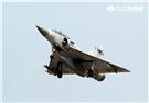 空軍幻象2000-5型戰機是大型三角翼、無尾翼、單發動機構型的軍用飛機， 主武器是固定2門30mm機關炮和9個掛載武器硬點，硬點上可以裝載的除了4發空對空飛彈以外，通常是炸彈、空對地飛彈或是空對艦飛彈等。（記者邱榮吉/攝影）