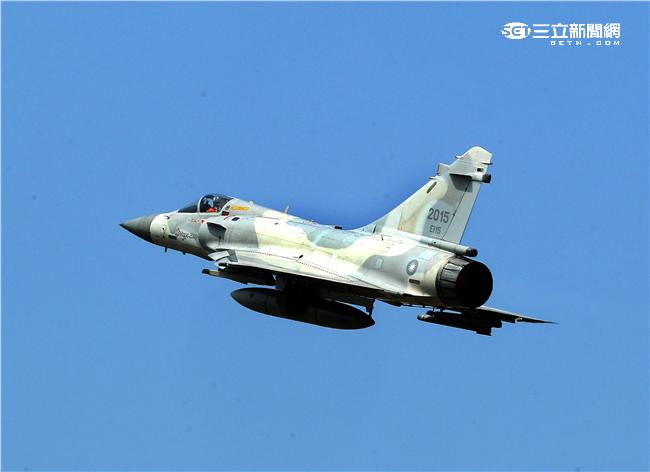 空軍幻象2000-5型戰機是大型三角翼、無尾翼、單發動機構型的軍用飛機， 主武器是固定2門30mm機關炮和9個掛載武器硬點，硬點上可以裝載的除了4發空對空飛彈以外，通常是炸彈、空對地飛彈或是空對艦飛彈等。（記者邱榮吉/攝影）