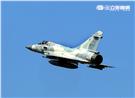 空軍幻象2000-5型戰機是大型三角翼、無尾翼、單發動機構型的軍用飛機， 主武器是固定2門30mm機關炮和9個掛載武器硬點，硬點上可以裝載的除了4發空對空飛彈以外，通常是炸彈、空對地飛彈或是空對艦飛彈等。（記者邱榮吉/攝影）