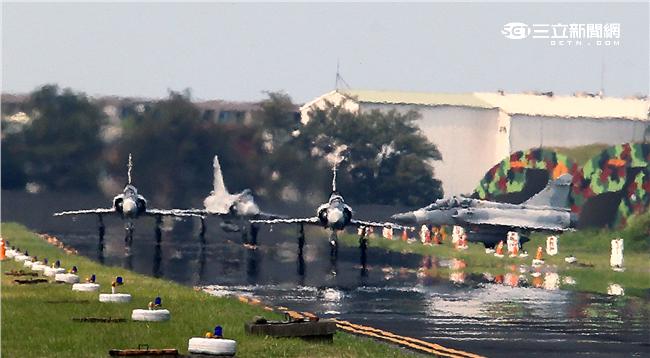 空軍幻象2000-5型戰機是大型三角翼、無尾翼、單發動機構型的軍用飛機， 主武器是固定2門30mm機關炮和9個掛載武器硬點，硬點上可以裝載的除了4發空對空飛彈以外，通常是炸彈、空對地飛彈或是空對艦飛彈等。（記者邱榮吉/攝影）